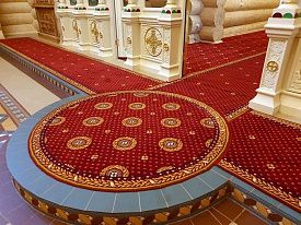 Круглый полушерстяное ковровое покрытие с укладкой в алтарную часть, на солею и амвон в храме